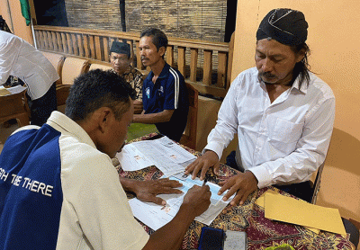Sejumlah petani penggarap menerima uang kerohiman yang dibagikan oleh pengusaha Dwi Bagus Yosianto di Desa Sugih Manik, Kecamatan Tanggungharjo.