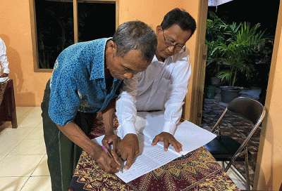 Sejumlah petani penggarap menerima uang kerohiman yang dibagikan oleh pengusaha Dwi Bagus Yosianto di Desa Sugih Manik, Kecamatan Tanggungharjo.