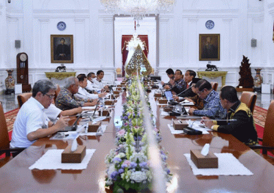 Presiden Joko Widodo menggelar rapat dengan sejumlah Menteri Kabinet Indonesia Maju di Istana Merdeka Jakarta, Rabu (12/4/2023).