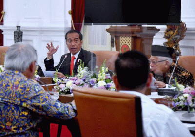 Presiden Joko Widodo menggelar rapat dengan sejumlah Menteri Kabinet Indonesia Maju di Istana Merdeka Jakarta, Rabu (12/4/2023).