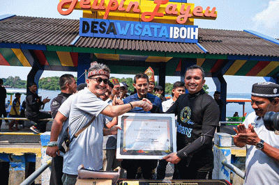 Menparekraf Sandiaga Salahuddin Uno menjajal sensasi snorkeling di lepas pantai Desa Wisata Iboih, Kota Sabang, Aceh, Rabu (12/4/2023).