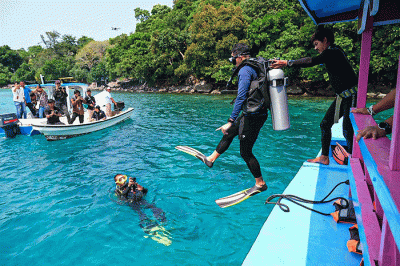 Menparekraf Sandiaga Salahuddin Uno menjajal sensasi snorkeling di lepas pantai Desa Wisata Iboih, Kota Sabang, Aceh, Rabu (12/4/2023).