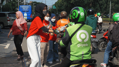CEO Tays Bakers Alexander Anwar membagikan paket takjil kepada pengemudi ojek online di Jakarta, Rabu (12/4/2023).