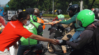 CEO Tays Bakers Alexander Anwar membagikan paket takjil kepada pengemudi ojek online di Jakarta, Rabu (12/4/2023).