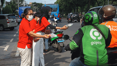 CEO Tays Bakers Alexander Anwar membagikan paket takjil kepada pengemudi ojek online di Jakarta, Rabu (12/4/2023).
