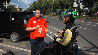 CEO Tays Bakers Alexander Anwar membagikan paket takjil kepada pengemudi ojek online di Jakarta, Rabu (12/4/2023).