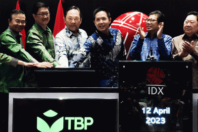 Pencatatan perdana saham PT Trimegah Bangun Persada Tbk. (NCKL) di Bursa Efek Indonesia (BEI), Jakarta, Rabu (12/4/2023).