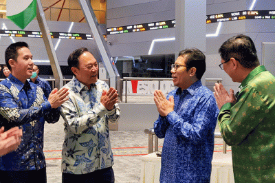 Pencatatan perdana saham PT Trimegah Bangun Persada Tbk. (NCKL) di Bursa Efek Indonesia (BEI), Jakarta, Rabu (12/4/2023).