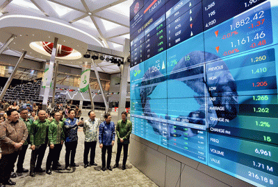 Pencatatan perdana saham PT Trimegah Bangun Persada Tbk. (NCKL) di Bursa Efek Indonesia (BEI), Jakarta, Rabu (12/4/2023).