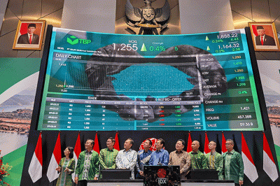 Pencatatan perdana saham PT Trimegah Bangun Persada Tbk. (NCKL) di Bursa Efek Indonesia (BEI), Jakarta, Rabu (12/4/2023).
