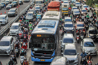 Bus Transjakarta terjebak kemacetan saat jam pulang kerja di Jalan Gatot Subroto, Jakarta, Rabu (12/4/2023).