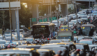 Bus Transjakarta terjebak kemacetan saat jam pulang kerja di Jalan Gatot Subroto, Jakarta, Rabu (12/4/2023).