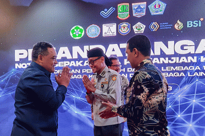 Kepala Badan Pelindungan Pekerja Migran Indonesia Benny Rhamdani saat penandatanganan nota kesepahaman di Jakarta, Kamis (13/4/2023).