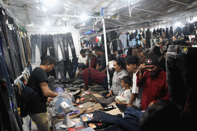Sejumlah pengunjung meramaikan pasar malam Gema Ramadhan di Pelataran Masjid Al Markaz Al Islami, Makassar, Kamis (13/4/2023).