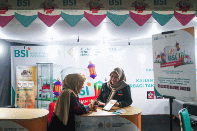 Sejumlah pengunjung meramaikan pasar malam Gema Ramadhan di Pelataran Masjid Al Markaz Al Islami, Makassar, Kamis (13/4/2023).