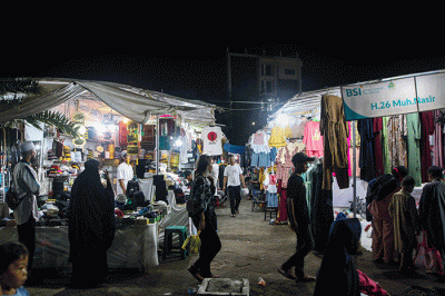 Sejumlah pengunjung meramaikan pasar malam Gema Ramadhan di Pelataran Masjid Al Markaz Al Islami, Makassar, Kamis (13/4/2023).