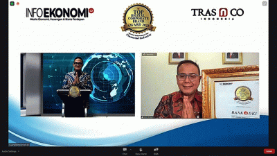 Direktur Keuangan & Strategi Bank, DKI, Romy Wijayanto menerima penghargaan bagi Bank DKI dari Infoekonomi.id dan TRAS N Co Indonesia.