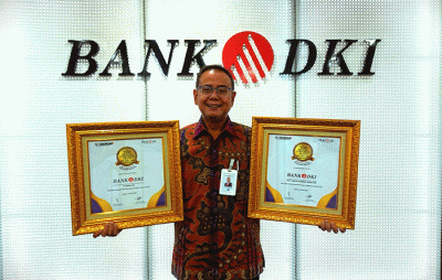 Direktur Keuangan & Strategi Bank, DKI, Romy Wijayanto menerima penghargaan bagi Bank DKI dari Infoekonomi.id dan TRAS N Co Indonesia.