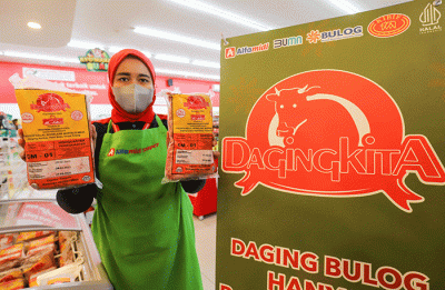 Direktur Utama Perum BULOG Budi Waseso (kiri) menunjukkan Daging Kita saat mengunjungi salah satu Toko Ritel Alfamidi Super di Jakarta, Jumat (14/4/2023).