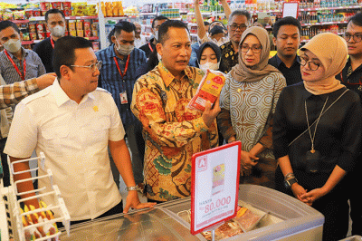 Direktur Utama Perum BULOG Budi Waseso (kiri) menunjukkan Daging Kita saat mengunjungi salah satu Toko Ritel Alfamidi Super di Jakarta, Jumat (14/4/2023).