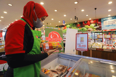 Direktur Utama Perum BULOG Budi Waseso (kiri) menunjukkan Daging Kita saat mengunjungi salah satu Toko Ritel Alfamidi Super di Jakarta, Jumat (14/4/2023).