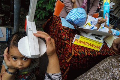 Tim MNC Peduli menyerahkan secara simbolis bantuan untuk mencegah stunting ke posyandu di Petojo Utara, Jakarta, Kamis (13/4/2023).