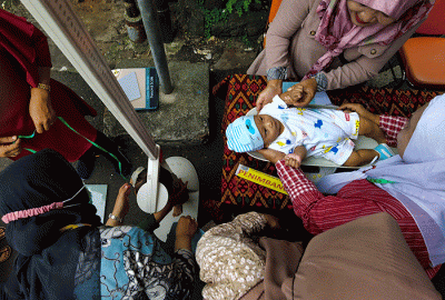 Tim MNC Peduli menyerahkan secara simbolis bantuan untuk mencegah stunting ke posyandu di Petojo Utara, Jakarta, Kamis (13/4/2023).