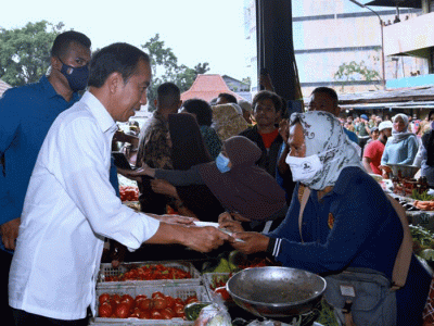 Presiden Joko Widodo meninjau aktivitas perdagangan di Pasar Minggu, Jakarta, Kamis (13/4/2023).