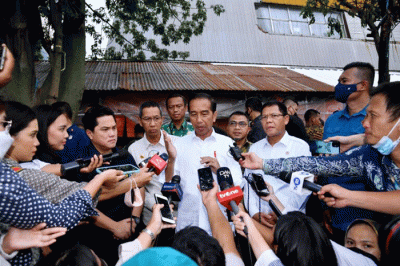 Presiden Joko Widodo meninjau aktivitas perdagangan di Pasar Minggu, Jakarta, Kamis (13/4/2023).