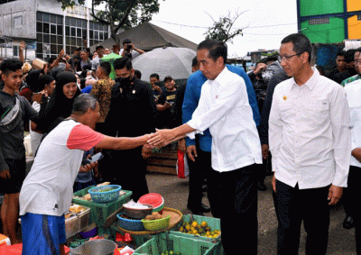 Presiden Joko Widodo meninjau aktivitas perdagangan di Pasar Minggu, Jakarta, Kamis (13/4/2023).