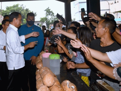 Presiden Joko Widodo meninjau aktivitas perdagangan di Pasar Minggu, Jakarta, Kamis (13/4/2023).