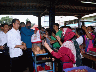 Presiden Joko Widodo meninjau aktivitas perdagangan di Pasar Minggu, Jakarta, Kamis (13/4/2023).