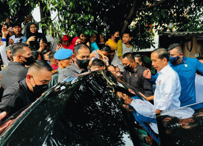 Presiden Joko Widodo mengunjungi Pasar Tugu Palsigunung, Kecamatan Cimanggis, Kota Depok, Jawa Barat, Kamis (13/4/2023).