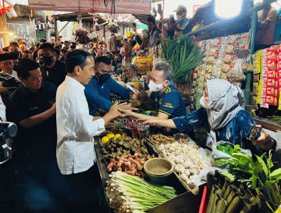 Presiden Joko Widodo mengunjungi Pasar Tugu Palsigunung, Kecamatan Cimanggis, Kota Depok, Jawa Barat, Kamis (13/4/2023).