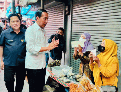 Presiden Joko Widodo mengunjungi Pasar Tugu Palsigunung, Kecamatan Cimanggis, Kota Depok, Jawa Barat, Kamis (13/4/2023).