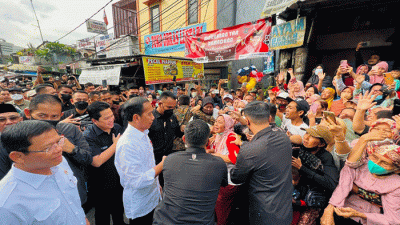 Presiden Joko Widodo mengunjungi Pasar Tugu Palsigunung, Kecamatan Cimanggis, Kota Depok, Jawa Barat, Kamis (13/4/2023).