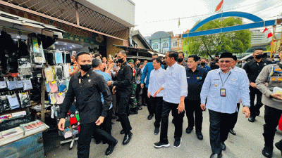 Presiden Joko Widodo mengunjungi Pasar Tugu Palsigunung, Kecamatan Cimanggis, Kota Depok, Jawa Barat, Kamis (13/4/2023).