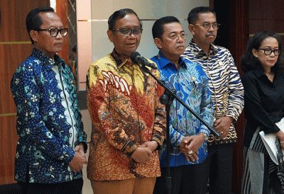 Menteri Koordinator Bidang Politik, Hukum dan Keamanan (Menko Polhukam) Mahfud MD saat memberikan keterangan pers di Jakarta, Jumat (14/4/2023).