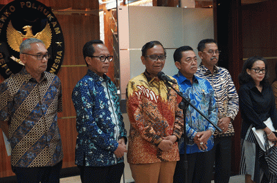 Menteri Koordinator Bidang Politik, Hukum dan Keamanan (Menko Polhukam) Mahfud MD saat memberikan keterangan pers di Jakarta, Jumat (14/4/2023).