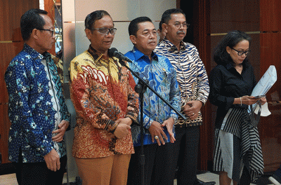 Menteri Koordinator Bidang Politik, Hukum dan Keamanan (Menko Polhukam) Mahfud MD saat memberikan keterangan pers di Jakarta, Jumat (14/4/2023).