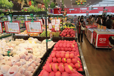 Aktivitas pengunjung saat berbelanja di salah satu minimarket di Jakarta Selatan, Jumat (14/4/2023).