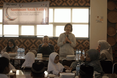 Manager Humas PPLI, Arum Tri Pusposari memberikan santunan kepada anak yatim dalam kegiatan buka puasa dan diskusi bersama Aliansi Jurnalis Peduli Lingkungan.