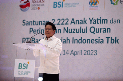 Direktur Utama BSI Hery Gunardi saat berbagi santunan kepada anak yatim pada momentum BSI THR Yatim di di Assembly Hall Jakarta Convention Center, Jakarta.