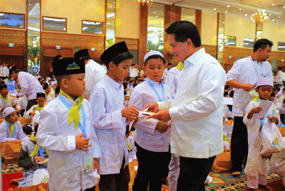 Direktur Utama BSI Hery Gunardi saat berbagi santunan kepada anak yatim pada momentum BSI THR Yatim di di Assembly Hall Jakarta Convention Center, Jakarta.