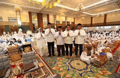Direktur Utama BSI Hery Gunardi saat berbagi santunan kepada anak yatim pada momentum BSI THR Yatim di di Assembly Hall Jakarta Convention Center, Jakarta.