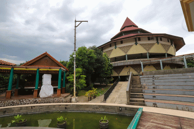 Suasana gedung Serbaguna Setu Babakan di Kawasan Perkampungan Budaya Betawi (PBB) Jagakarsa, Jakarta Selatan, Jumat (14/4/2023).