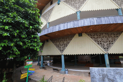 Suasana gedung Serbaguna Setu Babakan di Kawasan Perkampungan Budaya Betawi (PBB) Jagakarsa, Jakarta Selatan, Jumat (14/4/2023).