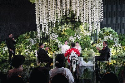 Presiden Joko Widodo dan Menteri Pertahanan Prabowo Subianto menjadi saksi dalam momen pengesahan pernikahan Kevin Sanjaya dan Valencia Tanoesoedibjo.