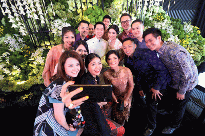 Presiden Joko Widodo dan Menteri Pertahanan Prabowo Subianto menjadi saksi dalam momen pengesahan pernikahan Kevin Sanjaya dan Valencia Tanoesoedibjo.