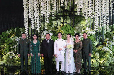 Presiden Joko Widodo dan Menteri Pertahanan Prabowo Subianto menjadi saksi dalam momen pengesahan pernikahan Kevin Sanjaya dan Valencia Tanoesoedibjo.